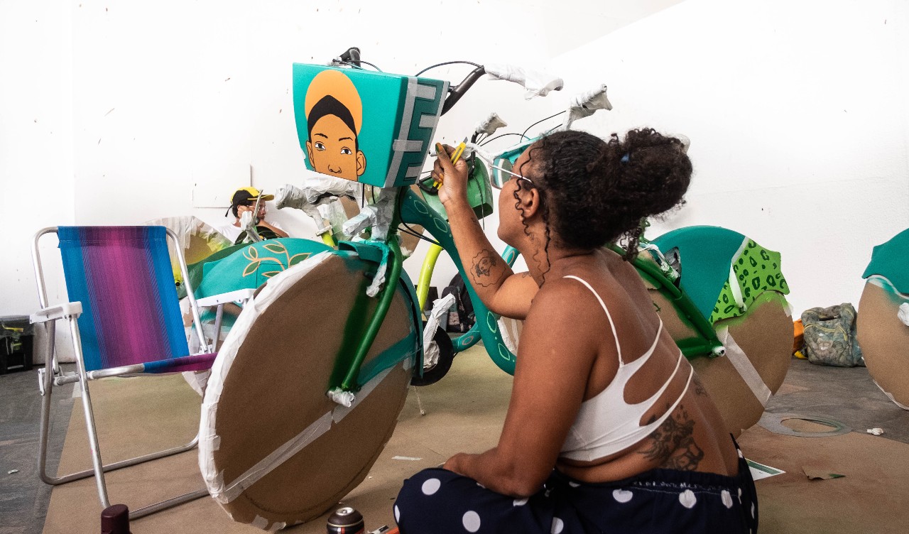 artista pintando uma bicicleta